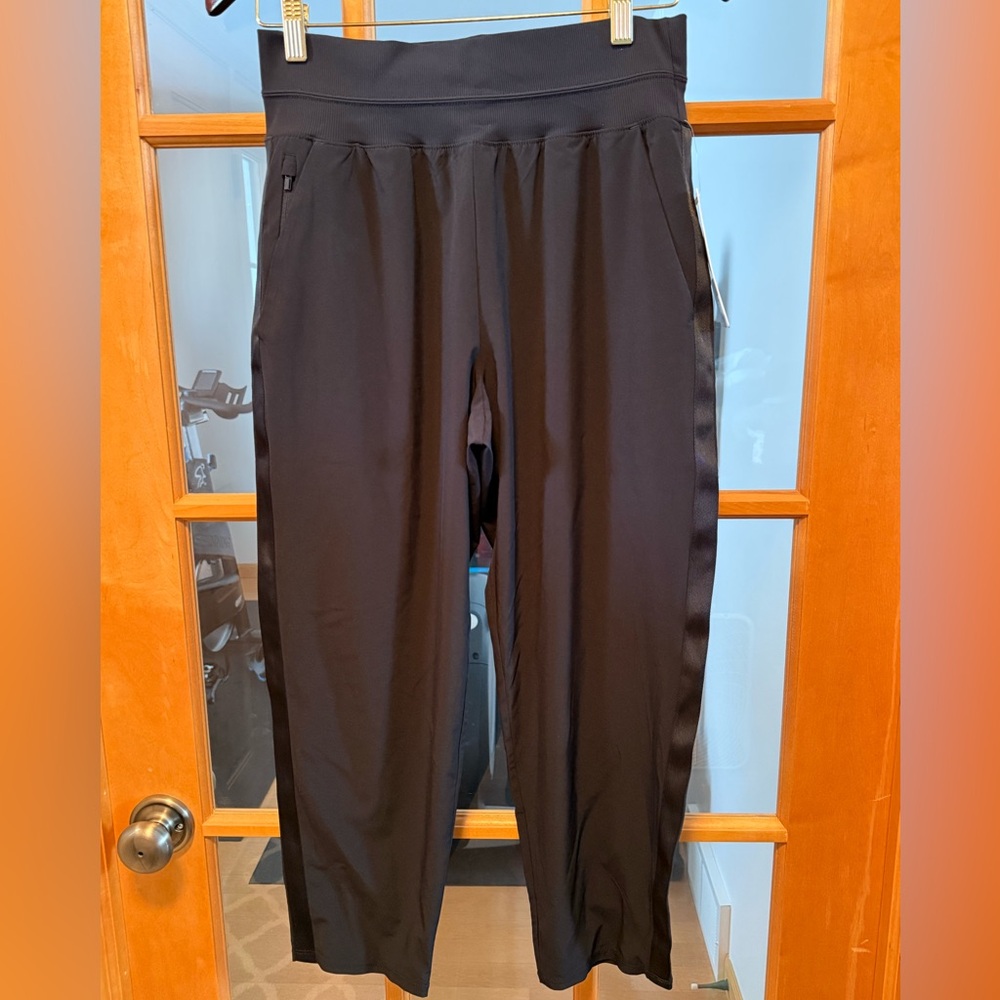 Athleta Black Slim Tapered Crop Pants - Picture 2 of 4